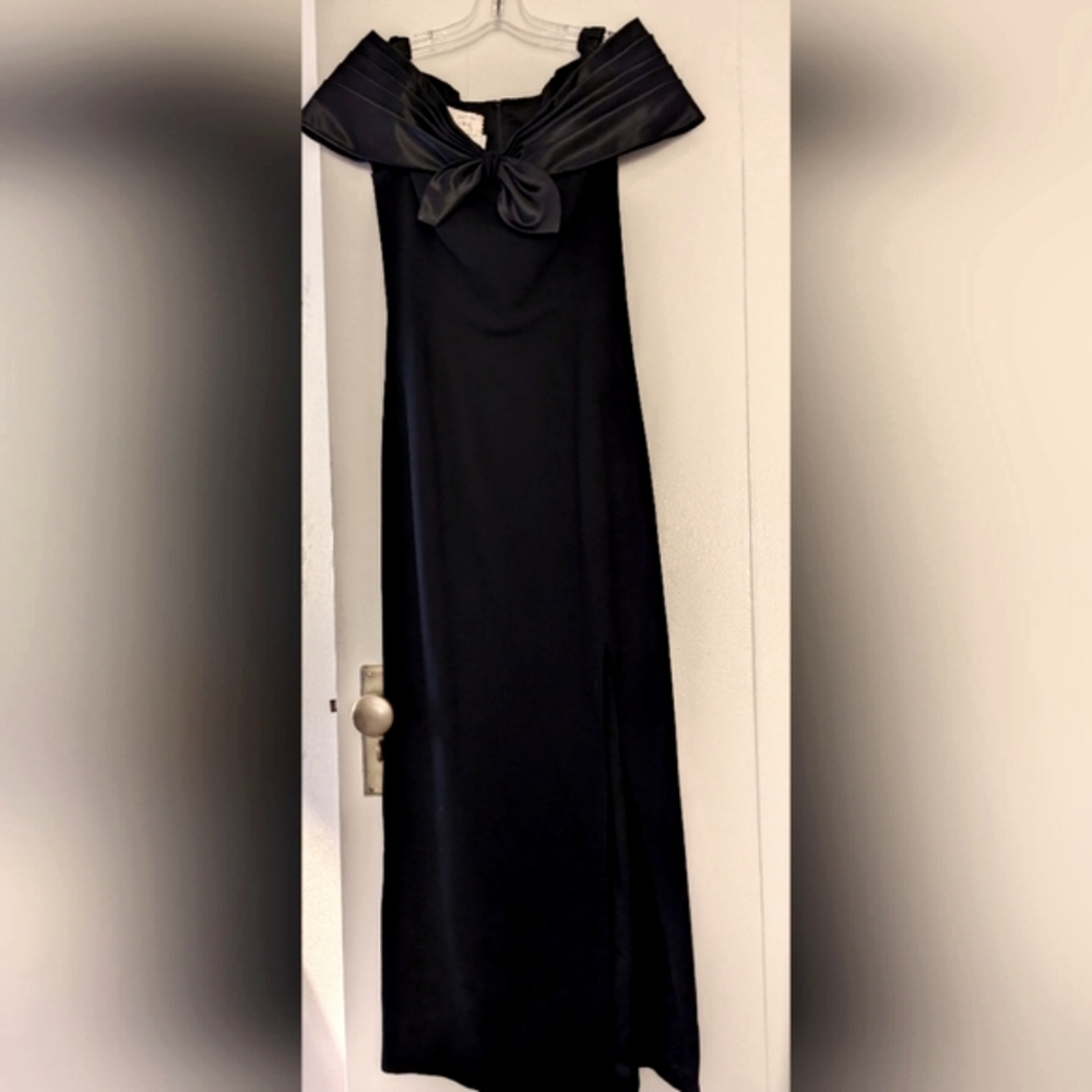 BlackTie off the shoulders black dress